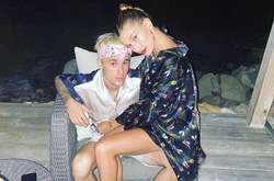  По словам Бибера, он был сломлен ею людьми, которые «находятся у руля шоу-бизнеса» 
  