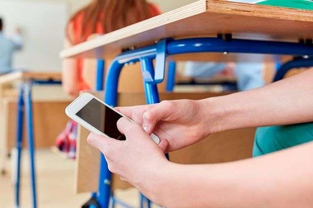 Забороняти смартфон у школі чи ні? Учитель 2019 року прокоментувала скандальний законопроект