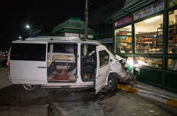 На Київщині Mercedes, тікаючи від поліції, врізався в три автомобілі (фото, відео)