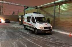 Біля готелю чергує більше 10 автомобілів швидкої допомоги