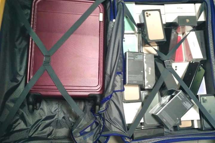 У «Борисполі» митники виявили забуту валізу із технікою Аpple на майже 2 млн грн