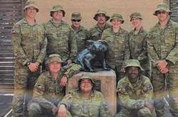 Опубликованы трогательные фото австралийских военных, кормящих коал