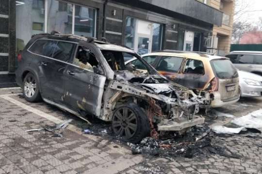 В Ужгороді спалили авто дипломата (відео)