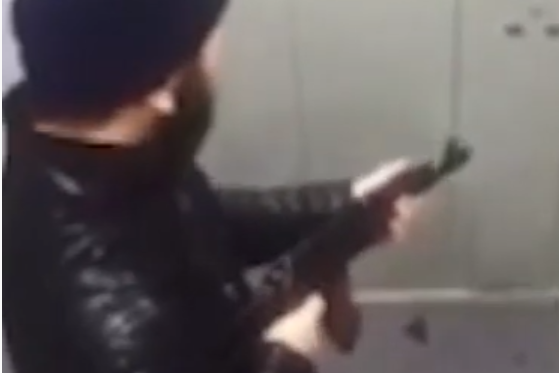 Побиття бородатого чоловіка закінчилося стріляниною з автомата (відео)