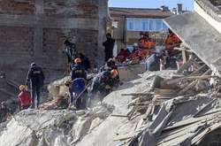  Рятувальники розбирають завали після землетрусу в Туреччині 
