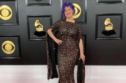  В Америке Надежда известна активным исполнением современной музыки 
  