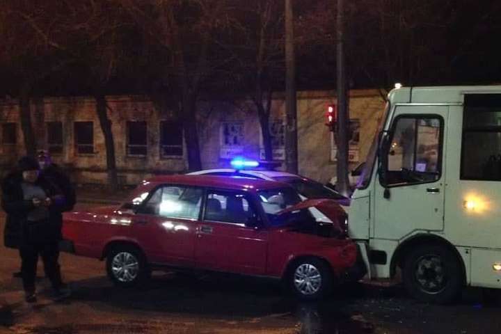 У Києві лоб в лоб зіткнулися ВАЗ і маршрутка з пасажирами (фото)