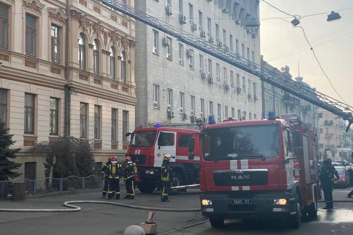 У центрі Києва горить будівля Міністерства культури (фото, відео)