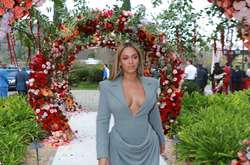 Дерзкая Бейонсе в мини на голое тело засветила пышные прелести (фото)