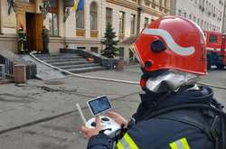 З’явилося відео, як рятувальники боролися з пожежею у Мінкульті