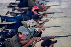У Мексиці дітей з п'яти років вчать поводитися зі зброєю, щоб вони могли захистити себе