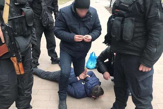 У столиці правоохоронці затримали бойовика «ДНР», який стріляв у поліцейських (фото, відео)