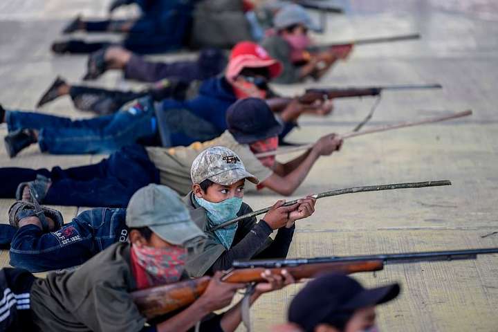 В Мексике детей с пяти лет учат обращаться с оружием, чтобы они могли защитить себя