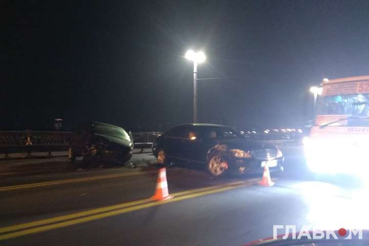 Масштабна аварія на мосту Патона: п’ять автівок зіткнулися та заблокували рух (фото)