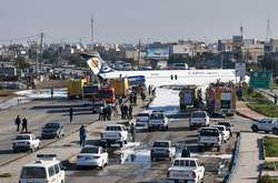 В Ірані пасажирський літак із злітної смуги виїхав на проїжджу частину