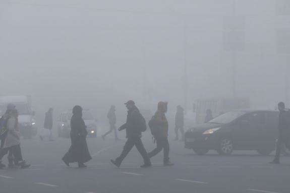 На Київ опустився густий туман