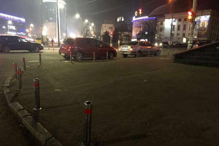 Поблизу цирку в Києві з'явився захист від автохамів (фото)