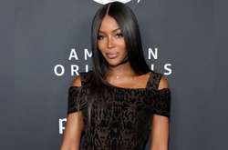  Наоми продемонстрировала свое идеальное тело 
  