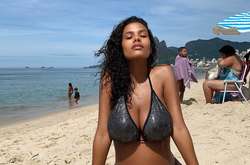  22-летняя Тина Кунаки побаловала фанатов откровенным снимком 
  