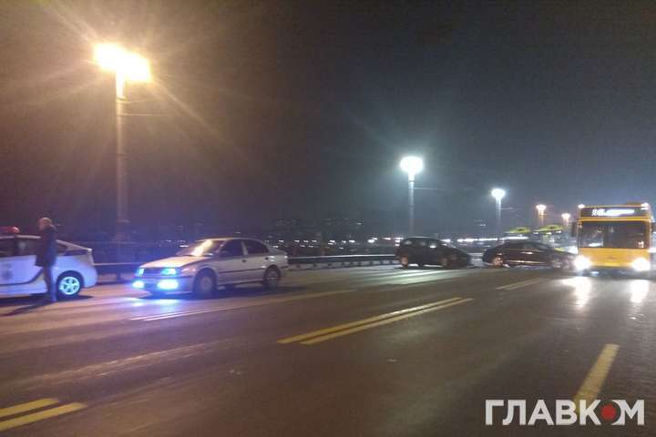 Велика автотроща на мосту Патона: у поліції повідомили деталі ДТП