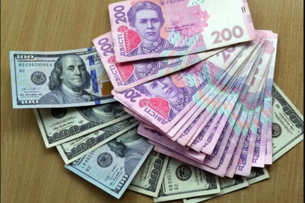 Національний банк різко знизив офіційний курс гривні