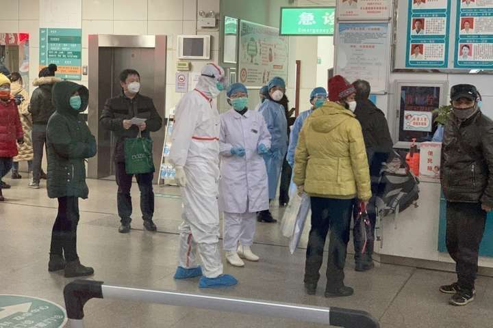 На консульському обліку в Китаї перебувають майже 600 українців, інфікованих коронавірусом немає