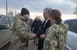 Відомий французький письменник відвідав українських військових на Донбасі (фото)