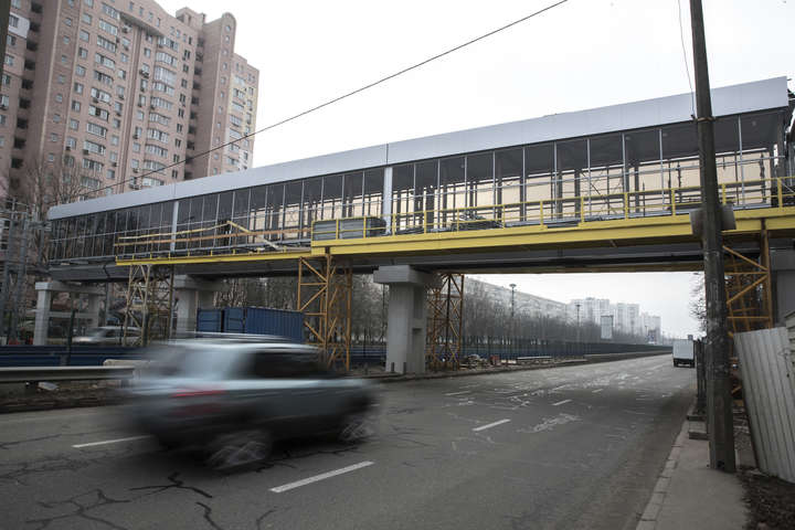 Кличко показав, як будують новий пішохідний міст над лінією трамвая (фото, відео)