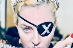  Певица и актриса в лиссабонском ресторане продемонстрировала длинный клинок, спрятанный в ее трость 
  