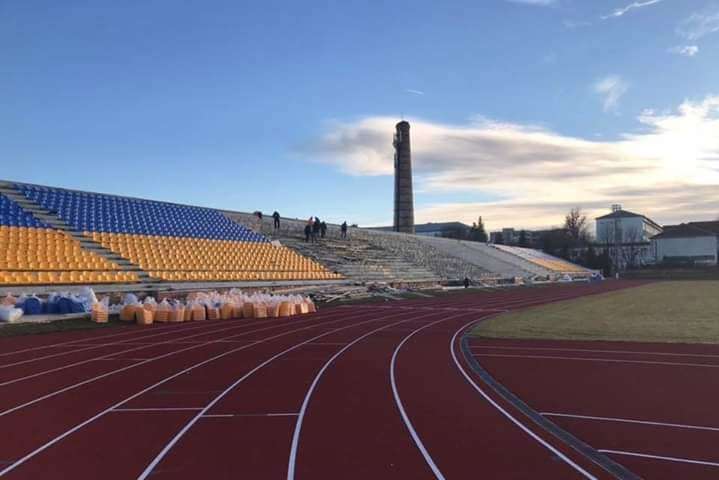 В Івано-Франківську практично відновили занедбаний стадіон (фото)