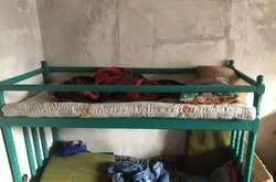 На Київщині вітчим вигнав на вулицю п’ятирічних близнюків