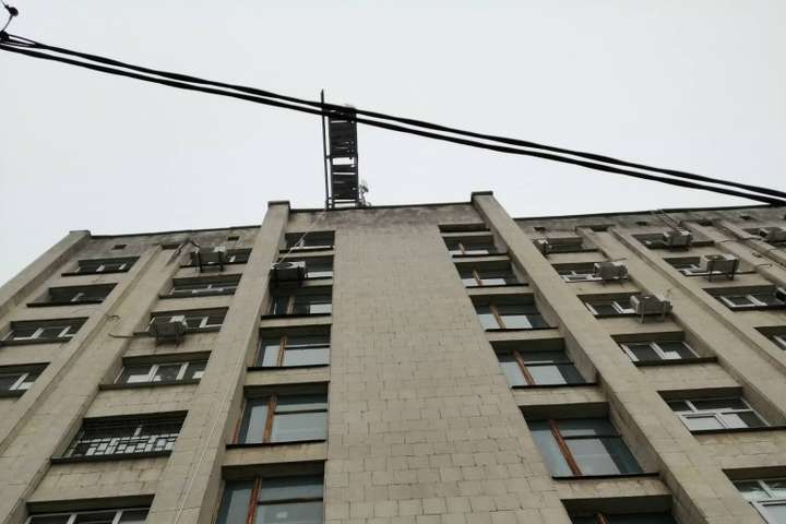 У Кропивницькому будівельник упав з даху дев'ятиповерхівки (фото)