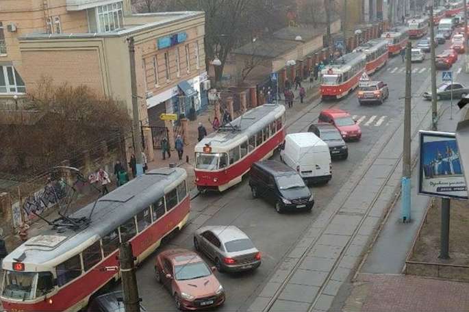 Дві ДТП паралізували рух трамваїв у Києві (фото)