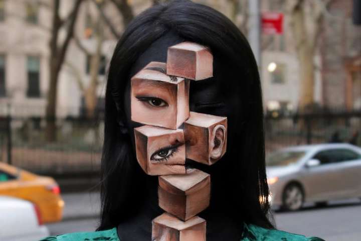Художниця перетворює своє обличчя на полотно, щоб створювати фантастичні оптичні ілюзії
