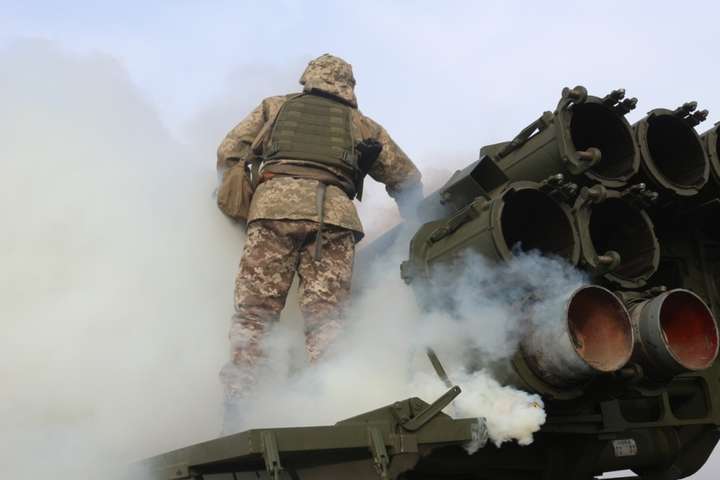 Військові на Луганщині провели навчання зі «Смерчами» (фото)
