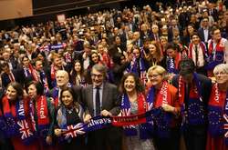 Частина євродепутатів з'явились на історичне засідання із шарфами з символікою Британії та ЄС і написом «Завжди об'єднані»