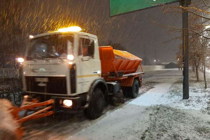 Сніг у Києві: на дорогах столиці працює понад 250 одиниць спецтехніки (відео)