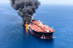 Біля берегів Об'єднаних Арабських Еміратів горить нафтовий танкер
