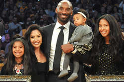  Коби Брайант и его дочь Джинна погибли утром 26 января в результате крушения вертолета 
  