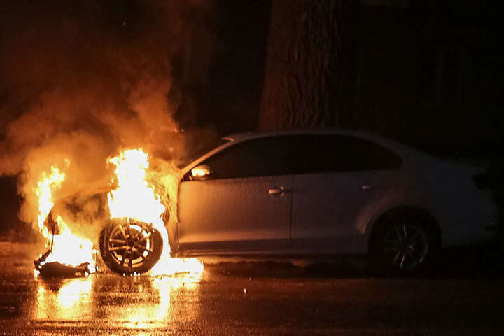 Во Львове сожгли авто журналистки