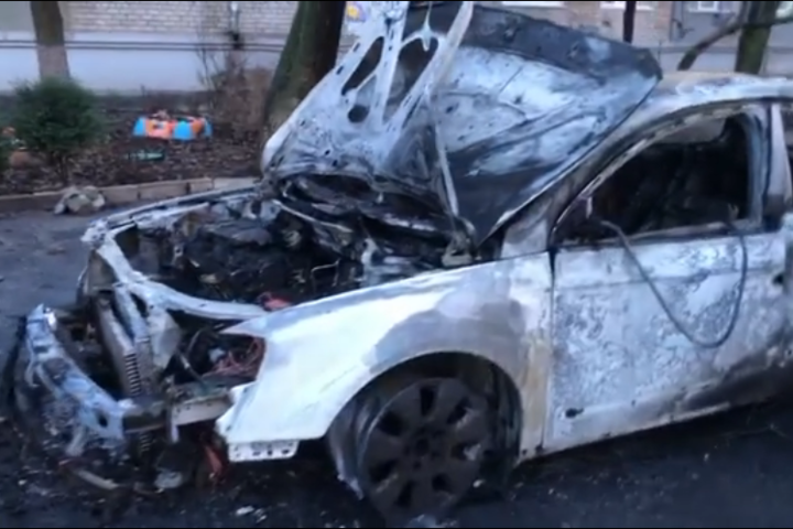 В Запорожье волонтеру сожгли авто