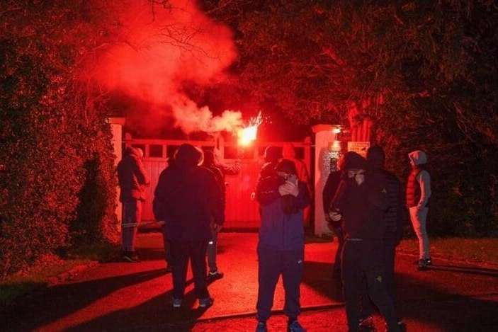 Фани «МЮ» атакували помешкання віце-президента клубу (відео)