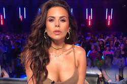 Загорелая Настя Каменских в белом бикини на пляже подразнила мужчин (фото)