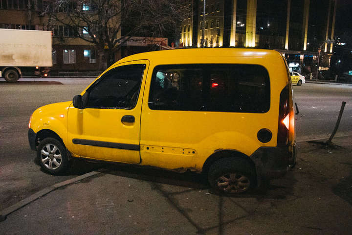 У Києві патрульний Prius протаранив Renault (фото)