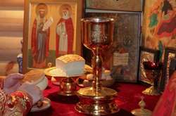 Російські священники запевняють, що небезпеки зараження від причастя від однієї чаші немає