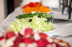 Шведський стіл у їдальнях: половина шкіл Києва харчуються по-новому