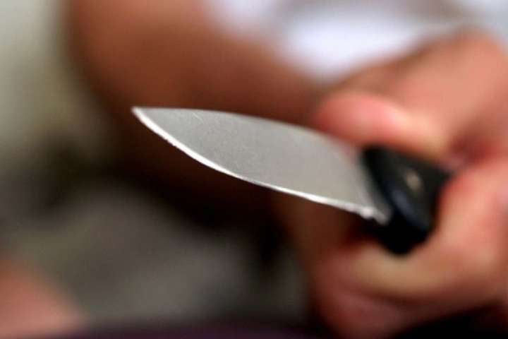Допилися до різанини: на Троєщині жінка вдарила ножем співмешканця
