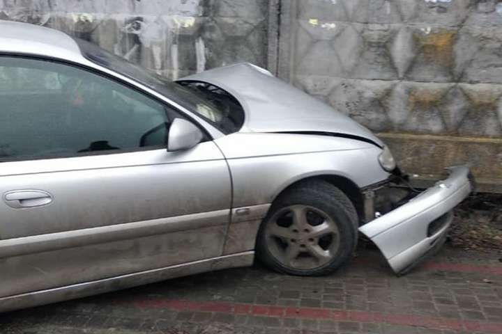 У Борисполі Opel влетів у бетонну огорожу (фото)