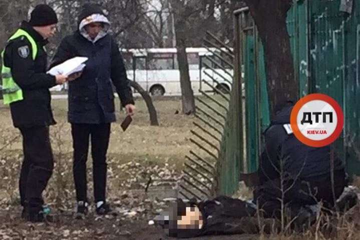 Поблизу метро в Києві виявлено тіло чоловіка (фото)