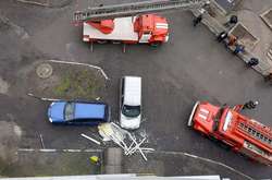 В результаті вибуху пошкоджено автомобіль, який було припарковано під вікнами будинку